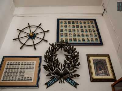 L�ultima tappa del nostro viaggio ci conduce davanti a una parete dove sono posizionati due quadri con le foto di alcune delle persone che caddero nel Porto di Bari durante la Seconda Guerra Mondiale